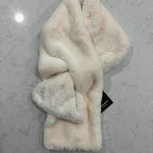 Apparis Women’s Faux Fur Bambi White Pull Through Scarf New with Tags